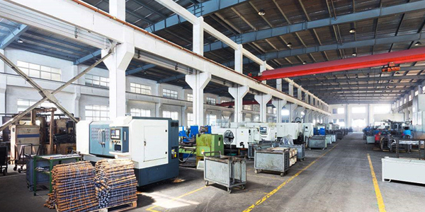 巨偉鈦業(yè)專注于鈦合金方塊、鈦合金餅、鈦合金環(huán)、鈦合金法蘭等鈦鍛件的研究及生產(chǎn)，產(chǎn)品性能穩(wěn)定，應(yīng)用廣泛。